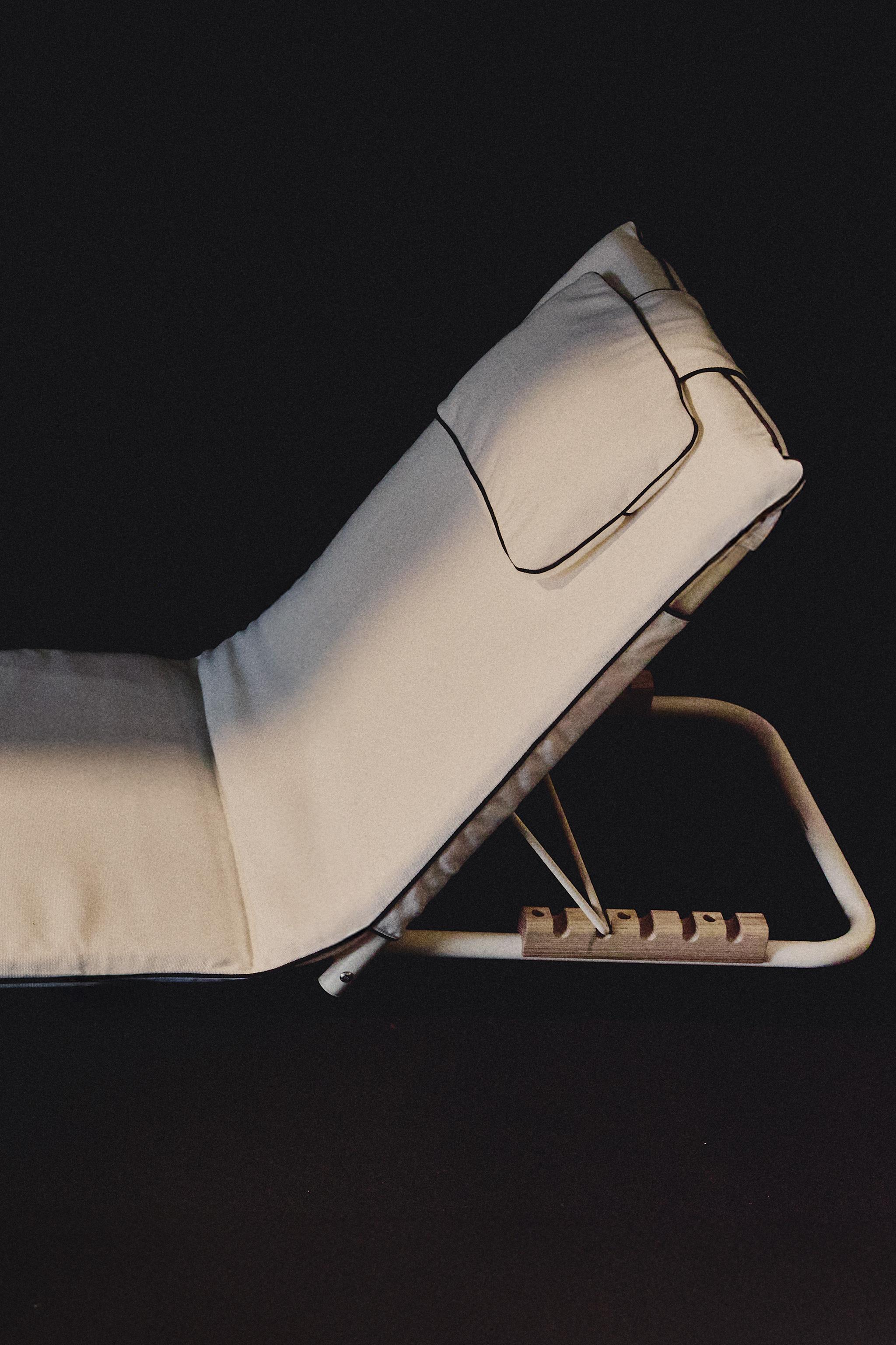 FOLDABLE BEACH FLOOR LOUNGER